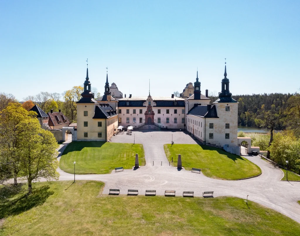 Stort pampigt slott i strålande solsken.