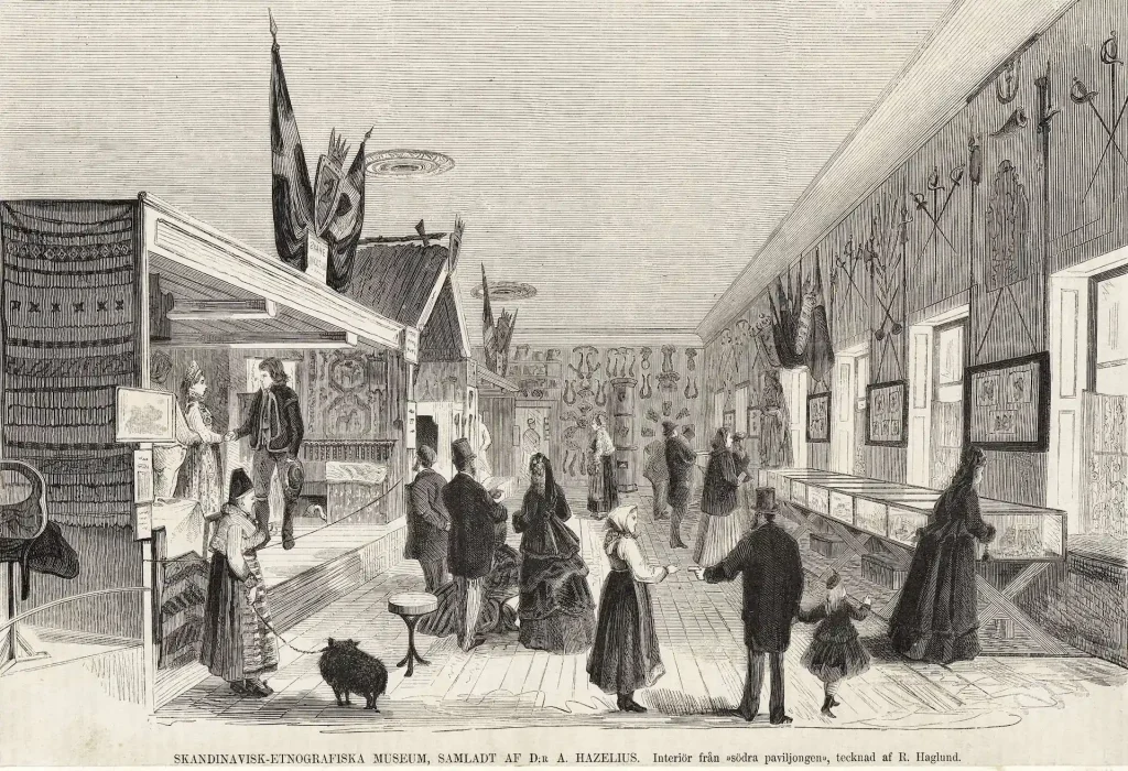 En teckning av den första utställningen med uppbyggda rum med dockor, man ser besökare i 1800-talskläder, en dalkulla i folkdräkt med en lapphund i koppel.
