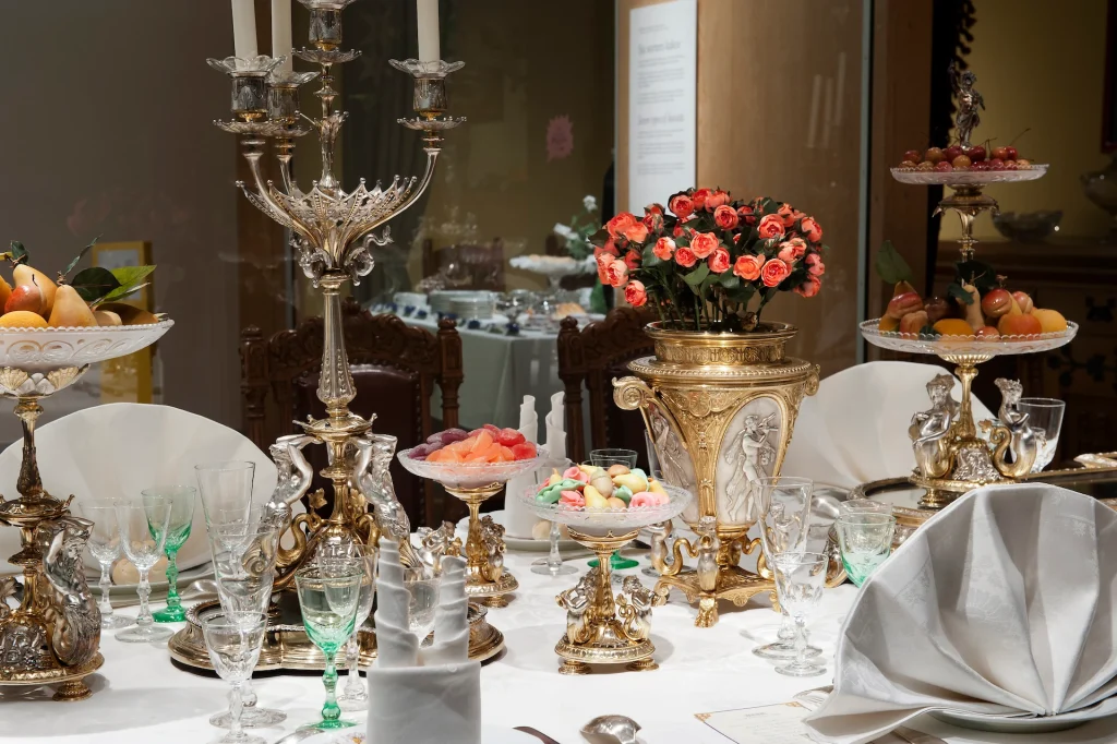 Bord med festdukning med vaser, blombuketter, vikta linneservetter.
