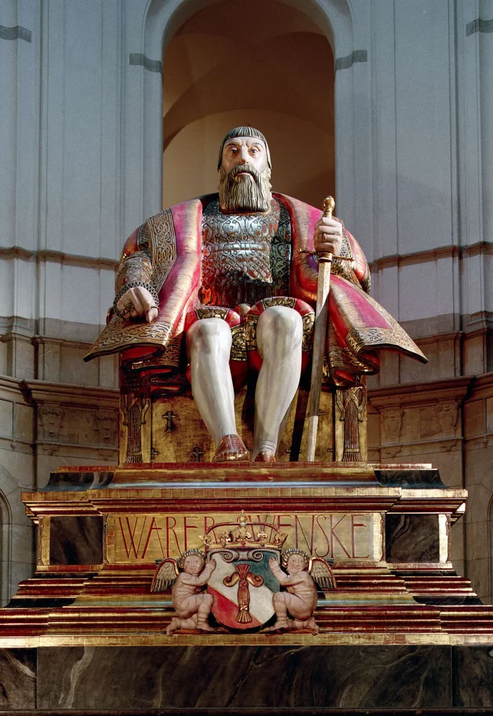 Kolossalstaty som föreställer kungen Gustav Vasa, placerad i Nordiska museets stora hall.