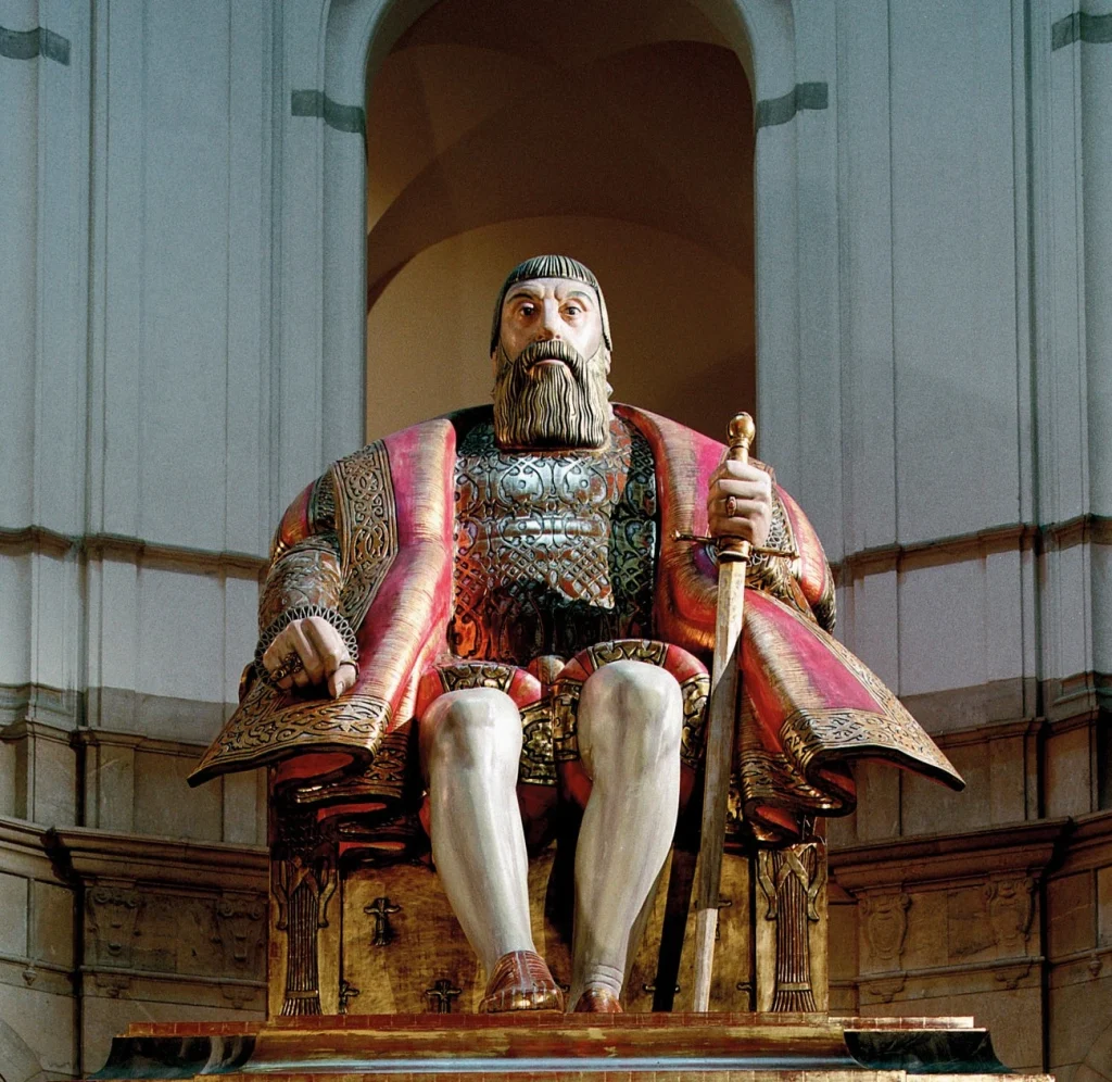 Kolossalstaty i ek som föreställer kungen Gustav Vasa, placerad i Nordiska museets stora hall.