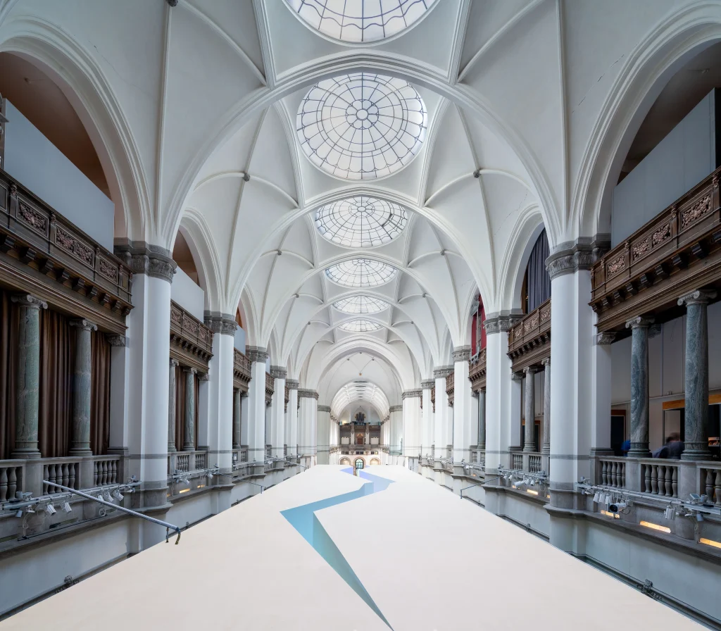 Ljusa takvalv från museets stora hall, ovan utställningen Arktis gestaltade isblock med en stor spricka i mitten