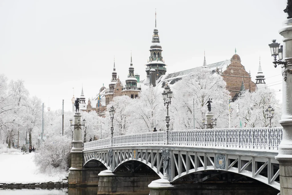 Nordiska museet med Djurgårdsbron i förgrunden en snöig vinterdag.