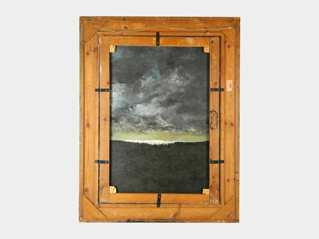 En oljemålning av en skummande vågkam på ett mörkt hav på baksidan av en tavelram.