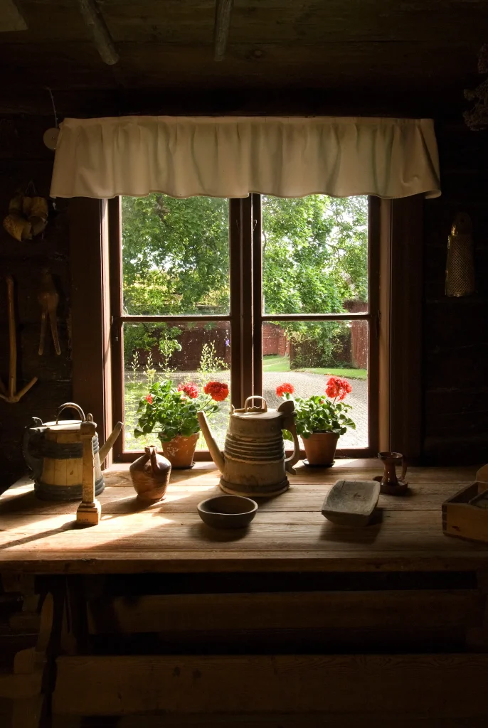 Ett bänkskiva framför ett fönster ut mot en grön gård.