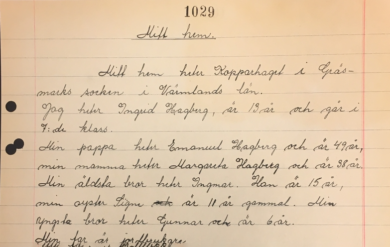 En sida i ett anteckningsblock med en berättelse med en skolflickas skrivstil, rubriken är "Mitt hem" och överst finns en stämpel med ett diarienummer från museets arkiv.