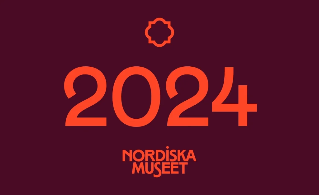 Vinrött kort med texten 2024 i orange och Nordiska museets logotyp
