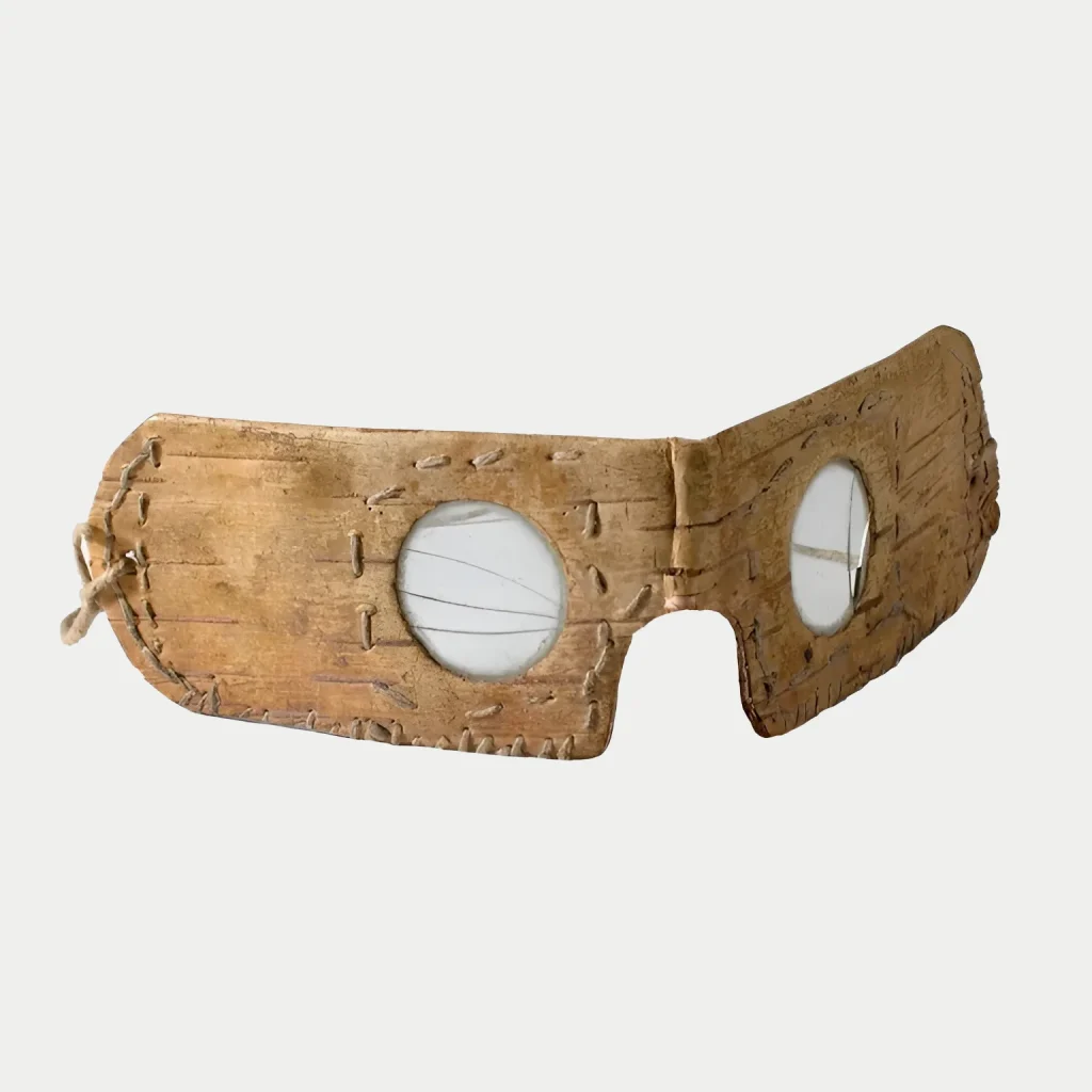 Närbild på en mask i näver.