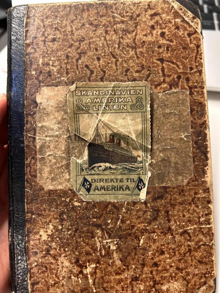 Framsidan på Martin Perssons resedagbok från 1914. På framsidan står det "Skandinavien Amerika linien - Direkte til Amerika".