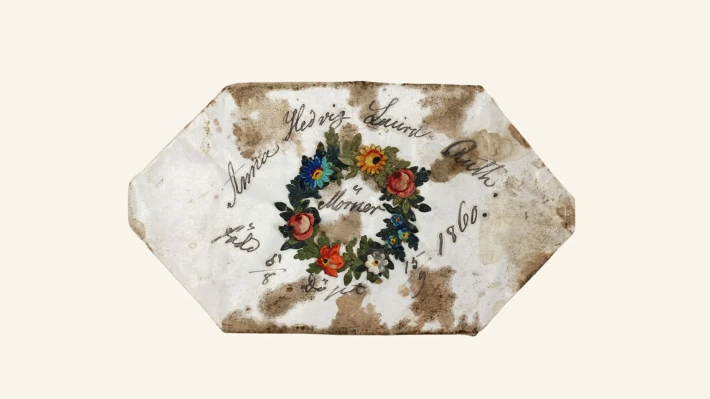 Ett litet vitt paket med blommor och namnet Anna Hedvig Laura Ruth Mörner