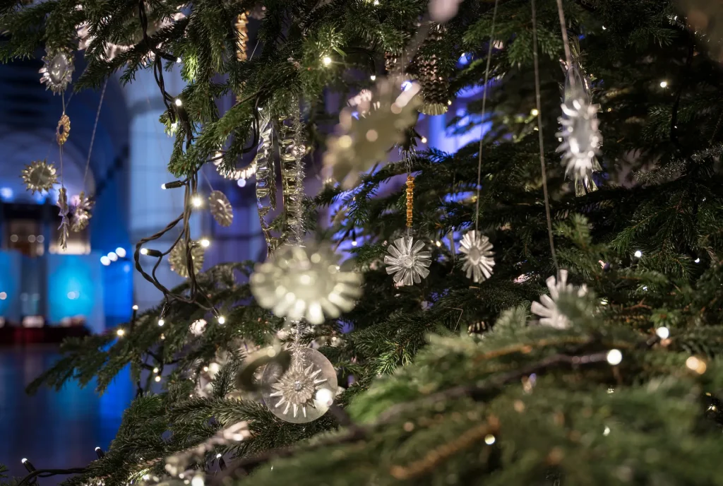 Närbild av julgransdekoration, gjord av gamla kakformar.