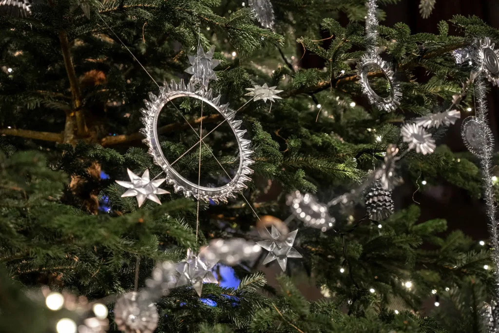 Närbild av julgransdekoration, ett stjärntecken gjort av gamla kakformar.