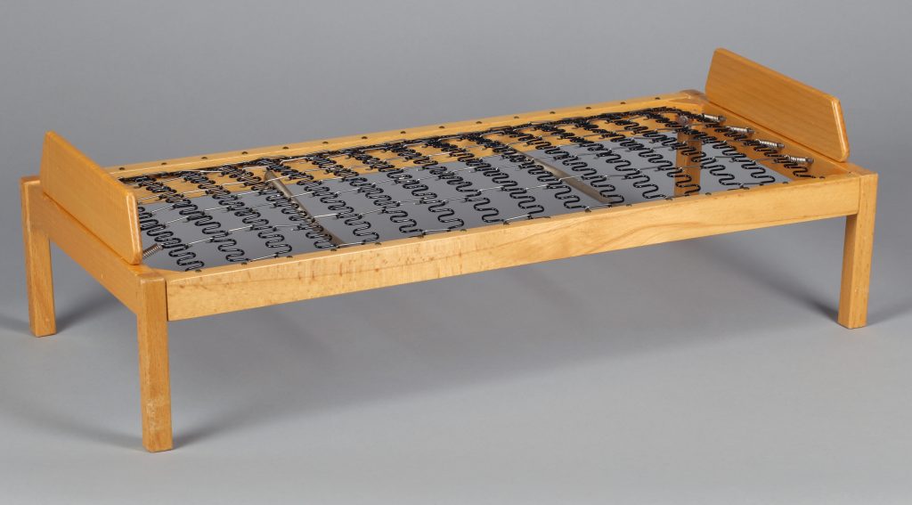 Modellsängen med tillhörande bäddutrustning användes som demonstrationsmaterial i Aktiv hushållnings kurser i bäddkunskap på 1950-talet.