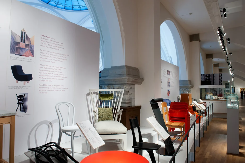 Bild från utställningen "Hem och bostad" 2017. Föreställer flera möbler från olika tider uppradade i ett galleriliknande rum.