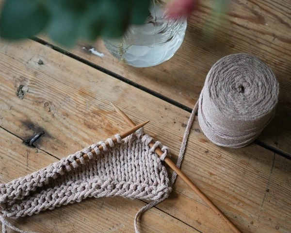 Närbild av en precis påbörjad stickning med slätstickning