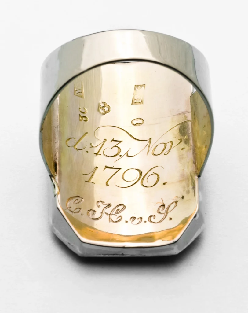 Ring med miniatyrporträtt föreställande Märta Helena Reenstierna, ryttmästarinna och i 66 år fru på Årstads säteri i Brännkyrka utanför Stockholm mera känd som Årstafrun .Ringen var en namnsdagspresent till maken, Christian Henrik von Schnell den 13 november 1796. Bilden är det hittills enda kända porträttet av Årstafrun. Porträttet är målat på ben av marinofficeren och miniatyrmålaren Jacob Henric Röngren.