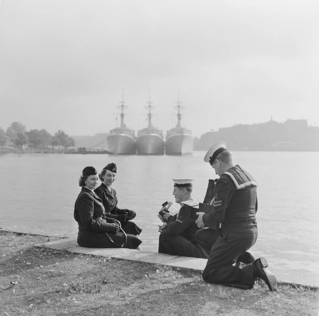 Stockholms örlogsstation, Skeppsholmen. Svenska marinlottor blir fotograferade av kanadensiska flottister på besök. 1950-tal. En av många bilder som digitaliserats i samarbetet med SMMTF.