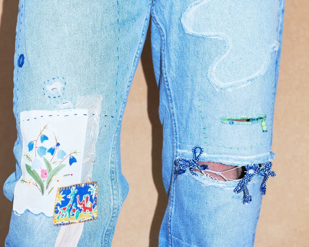 Ett par kreativt lagade jeans.