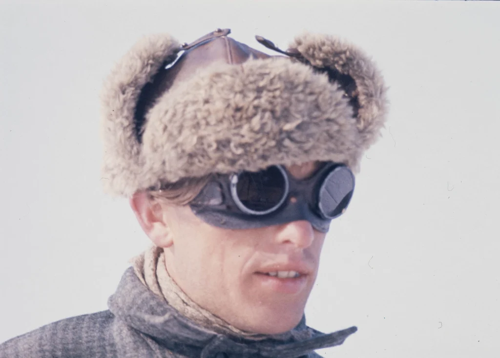Tor Gästgivar i pälskantad mössa och solglasögon. Fotografier tagna i arbetet med boken Färdmän från isarna - med säljägare i Bottniska viken.